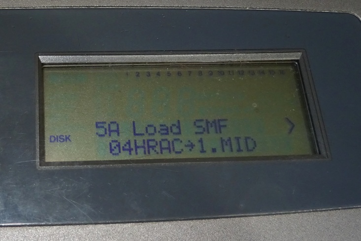 Vysvícený LCD displej syntezátoru Korg N364