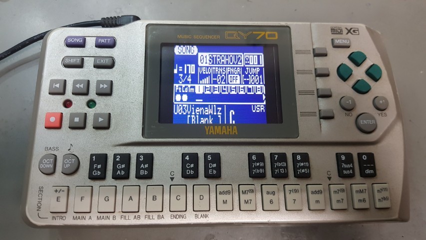 Yamaha QY70 Náhrada displeje